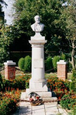 A világ első köztéri Kossuth szobraként nyilvántartott, 1894. július 1-jén felavatott köztéri szobor