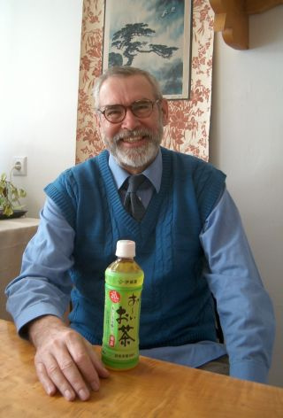 Bakos Ferenc 2009-ben a japán Ito En cég teás palackjával, amelyen Tiszteletreméltó haikuja szerepel.